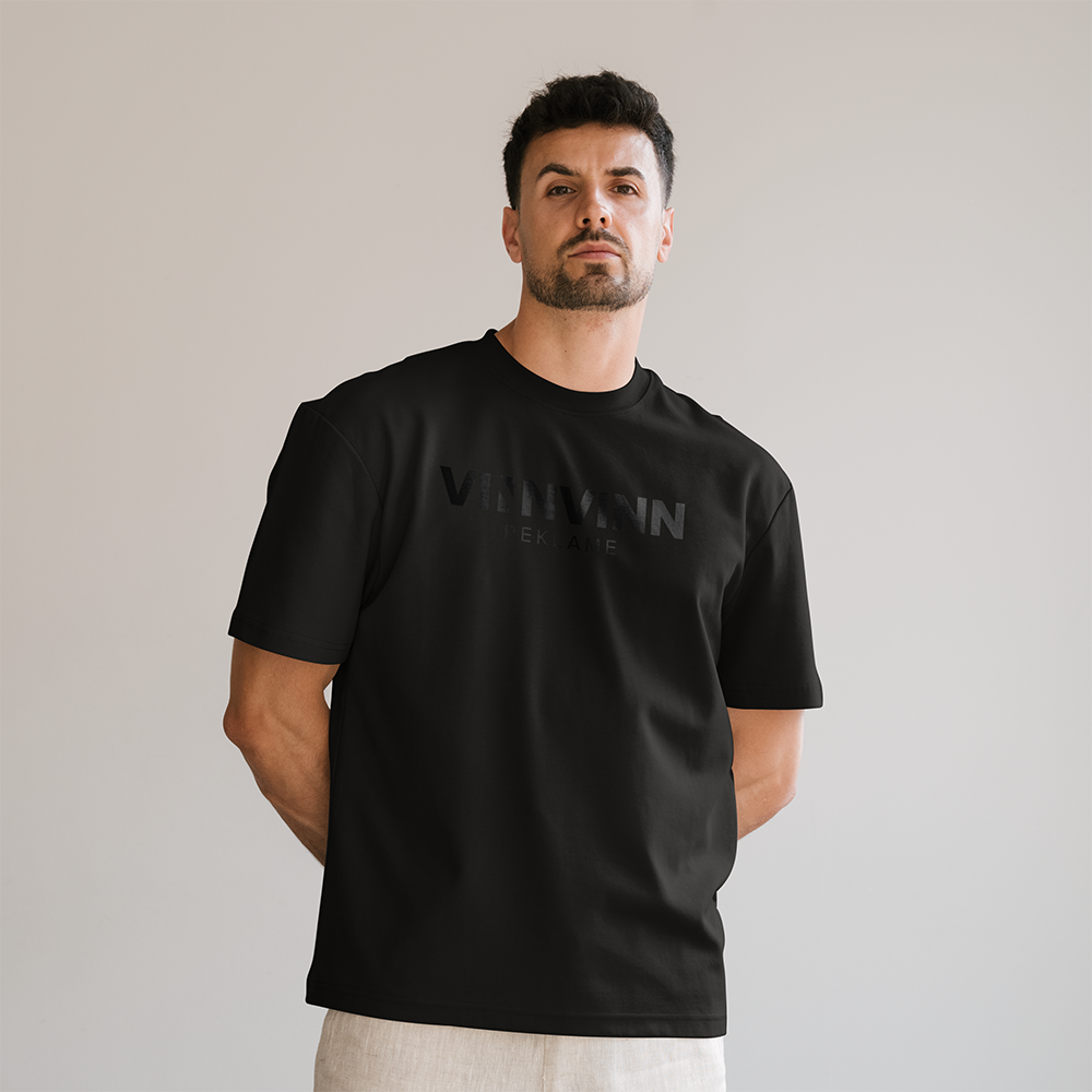 VinnVinn Reklame – Black on Black Oversized T-skjorte