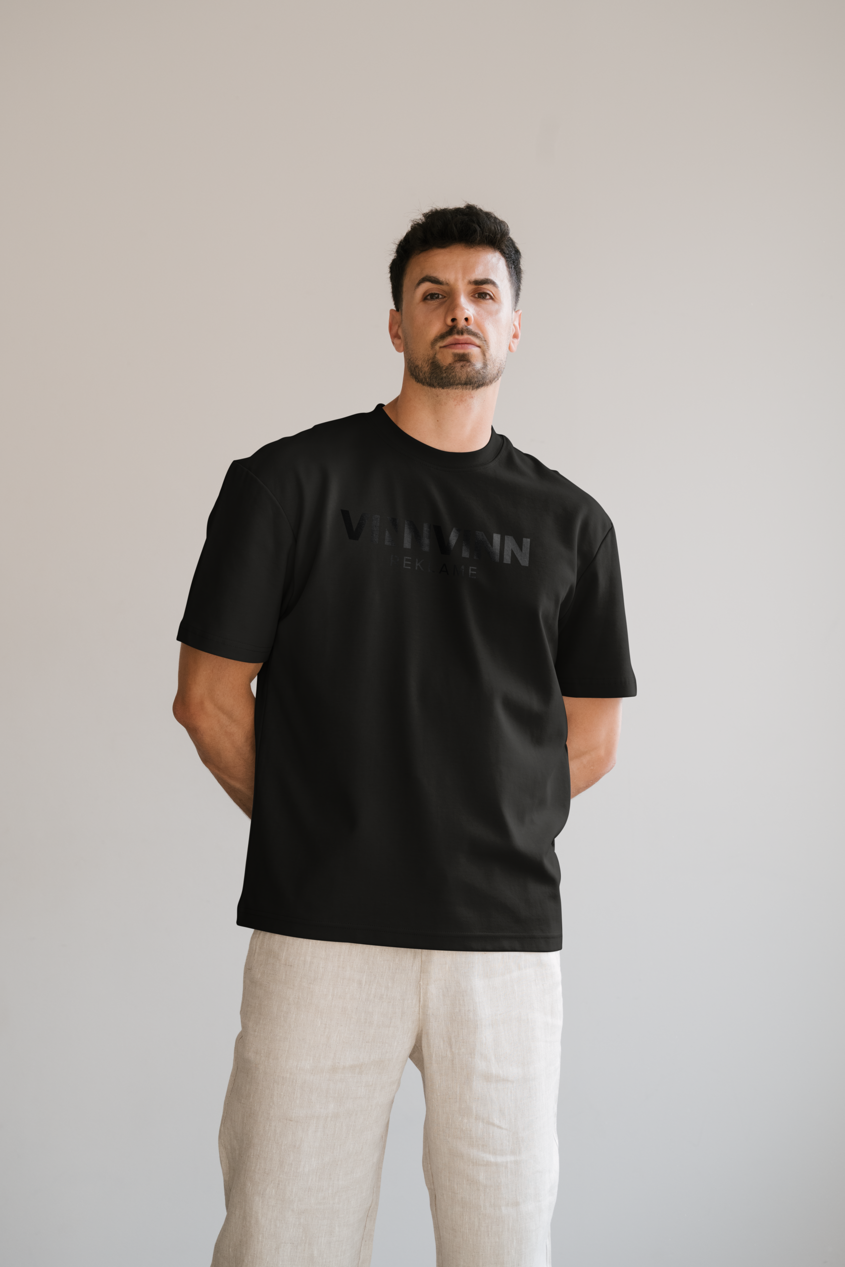 VinnVinn Reklame – Black on Black Oversized T