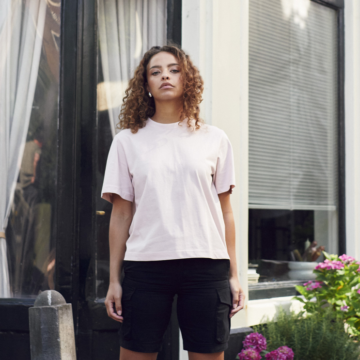 Over-T Women fra Clique – modell i rosa T-skjorte