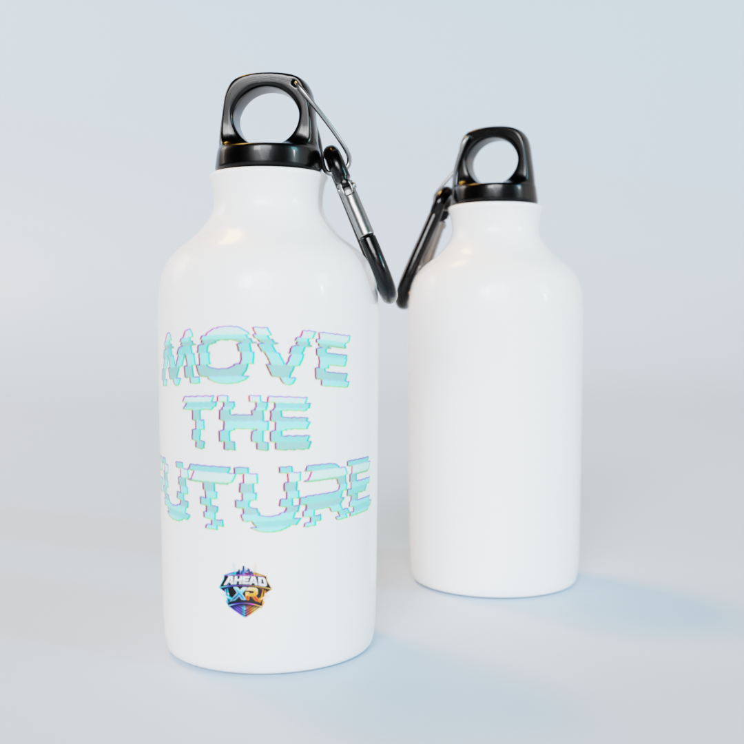 To hvite tyholtflasker med vrikork, karabiner, og "Move The Future" skrevet i lyseblå glitch-tekst som motiv, med en liten Ahead XR logo nederst på flaska. En flaske viser fremsida, mens den andre viser baksida.